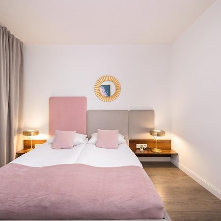 Blue And Green Apartment With Bright Pink Bedroom In Krakow By Noclegi Renters Εξωτερικό φωτογραφία